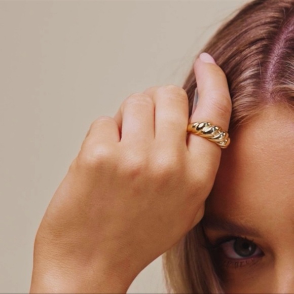 ✨ NWT 18k Gold plated croissant ring 🥐 ✨NO tarnish, quality jewelry! - Picture 4 of 5